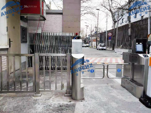 【安贝驰】住宅区应采用什么样的智能人行通道闸机呢？